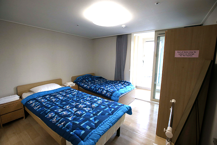 The Gangneung Olympic Village, where athletes will stay during the PyeongChang 2018 Olympic and Paralympic Winter Games, has nine buildings ranging from 22- to 25-stories in height, each with one or two basement levels. The 922 units can hold 2,717 residents. The photo above shows the inside of a 75 square meter unit.